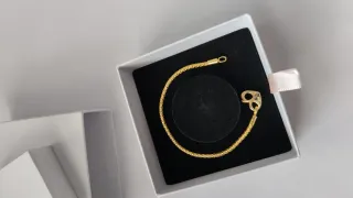 Pulsera dorada con cierre de corazón