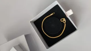 Pulsera dorada con cierre de corazón