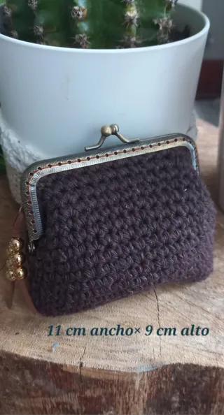 Monedero de ganchillo con cierre de metal