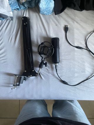 Micrófono negro con trípode