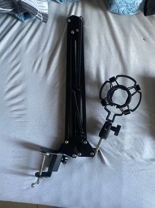 Micrófono negro con trípode