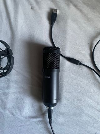 Micrófono negro con trípode