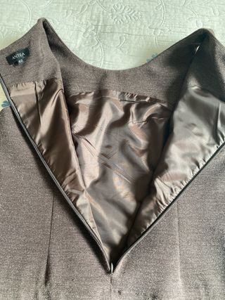 Vestido marrón con pedrería dorada