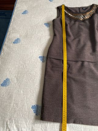 Vestido marrón con pedrería dorada