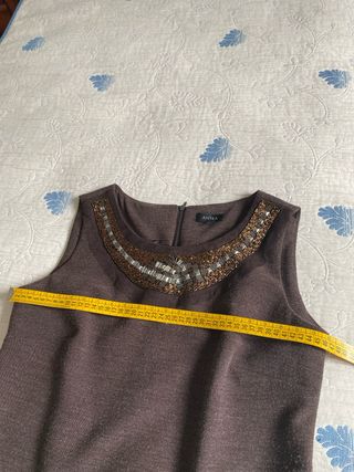 Vestido marrón con pedrería dorada