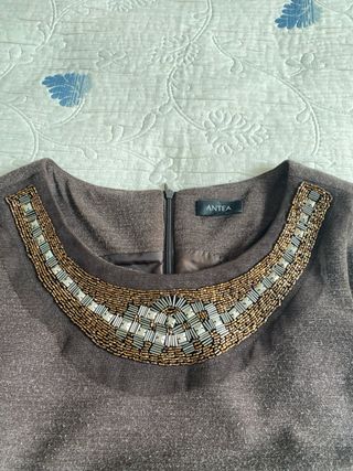Vestido marrón con pedrería dorada