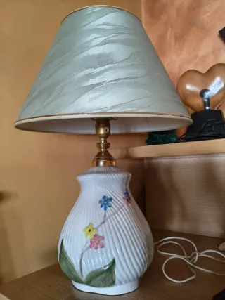 Dos bonitas lámparas, grandes,con pie de cerámica