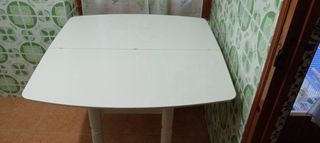 Mesa de cocina blanca de madera