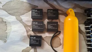 Cámara de acción estilo GoPro con accesorios