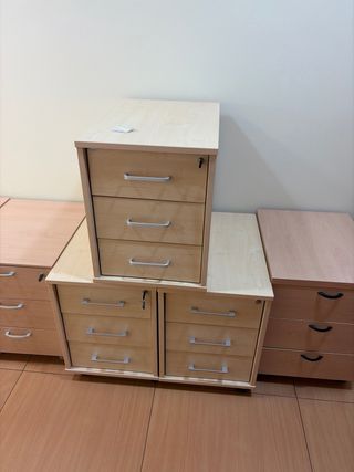 Cajoneras de oficina beige y marrón