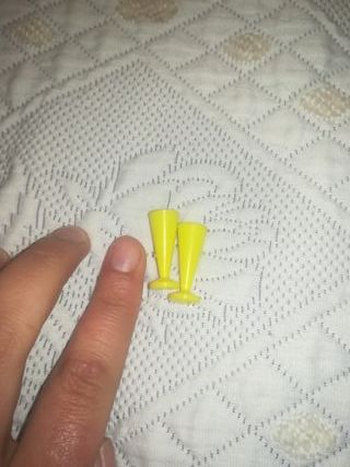 2 Copos Amarelos para Casa de Bonecas