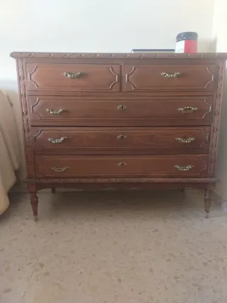 Cómoda antigua de madera