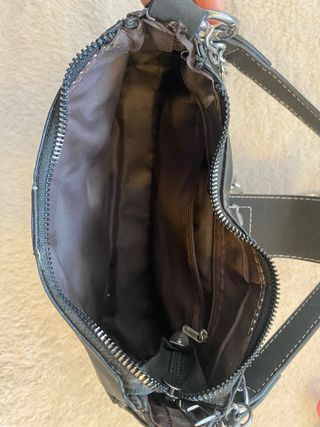 Bolso de hombro estilo roquero