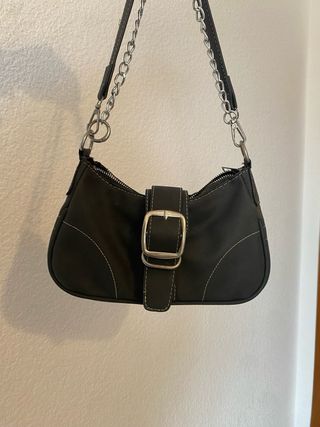 Bolso de hombro estilo roquero