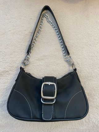 Bolso de hombro estilo roquero