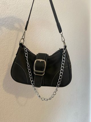 Bolso de hombro estilo roquero