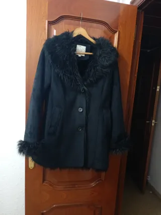 Abrigo muy bonito no pone talla pero es como S