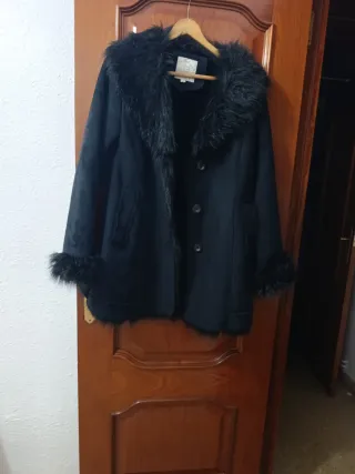 Abrigo muy bonito no pone talla pero es como S
