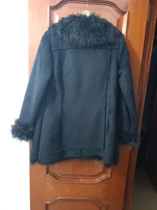 Abrigo muy bonito no pone talla pero es como S