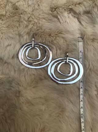 Colgantes de metal plateado