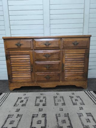 Aparador de madera marrón. Vintage.