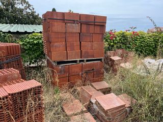 Ladrillos de obra y material de construcción