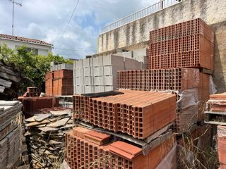 Ladrillos de obra y material de construcción