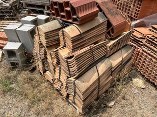 Ladrillos de obra y material de construcción