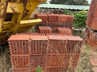 Ladrillos de obra y material de construcción