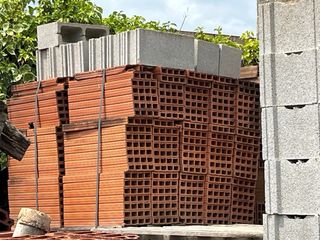 Ladrillos de obra y material de construcción