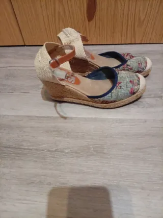 Sandalias cuña Refresh beige multicolor