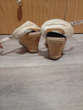 Sandalias cuña Refresh beige multicolor