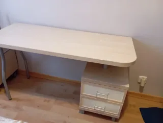 Escritorio madera y metal cajonera