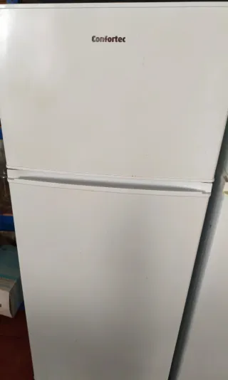 Nevera Con pequeño frigorífico ConforTec 143x55cm