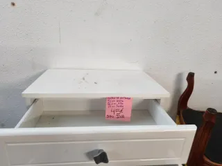 Mueble de entrada blanco y plateado