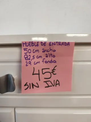 Mueble de entrada blanco y plateado