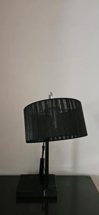 Lámpara de mesa moderna negra