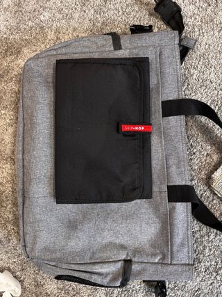 Bolso cambiador bebé Skip Hop gris