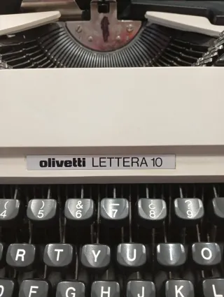 Máquina de escribir Olivetti Lettera 10