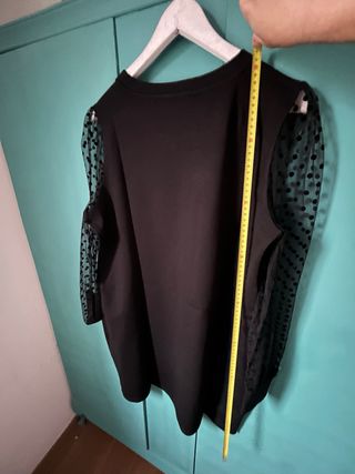 Vestido negro con mangas de lunares