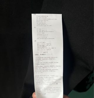 Vestido negro con mangas de lunares