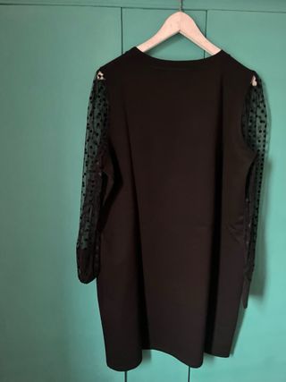 Vestido negro con mangas de lunares