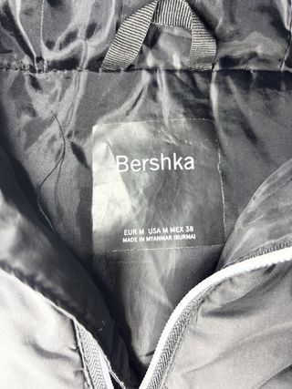 Chaleco acolchado Bershka negro con capucha