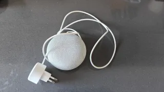 Google Home Mini con cargador.