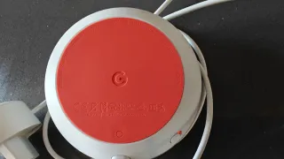 Google Home Mini con cargador.