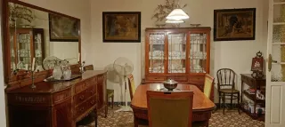 Mesa de comedor antigua de madera y metal