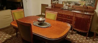 Mesa de comedor antigua de madera y metal