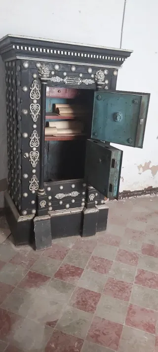 Mesa de comedor antigua de madera y metal