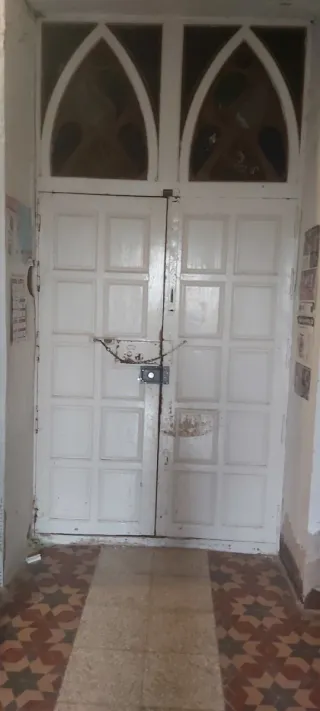 Mesa de comedor antigua de madera y metal