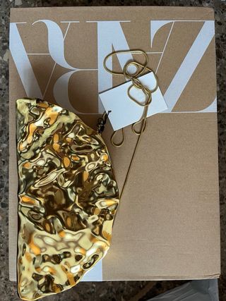 Bolso de mano dorado Zara